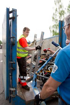 HSY:n keräysautot ottavat maksutta vastaan kodin vaarallisia jätteitä, metalliromua ja käytöstä poistettuja sähkölaitteita 293 pysäkillä ympäri pääkaupunkiseutua. Kuva: Suvi-Tuuli Kankaanpää / HSY