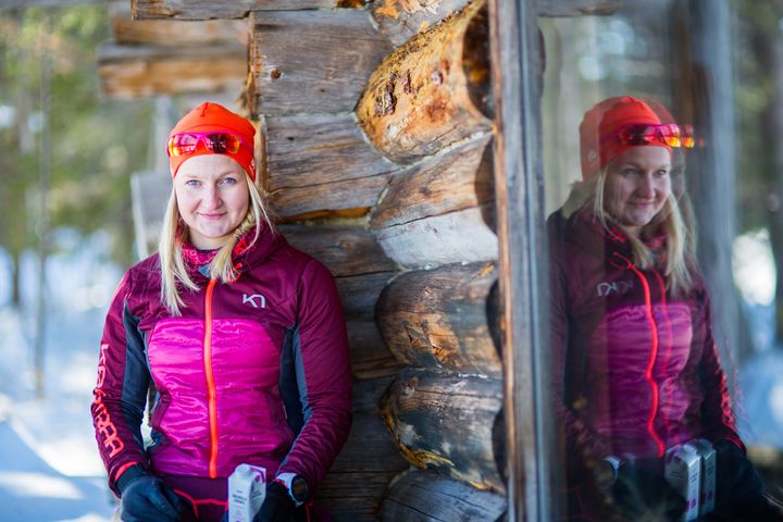 Kelkkahiihtäjä Sini Pyy sai uudeksi sponsorikseen ja yhteistyökumppanikseen kotimaisen Kaslinkin Tahto-välipalat. Kuva: Kaslink