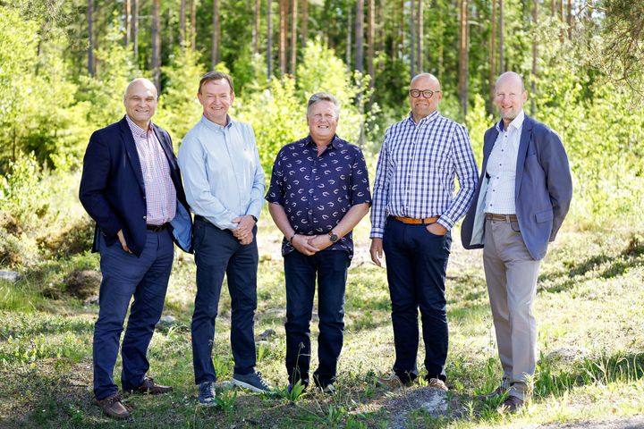 QMG:n Kimmo Liukkonen (vas.), Stefan Björkman, Ole Cederberg ja Roger Sundstedt ORS Servicestä. Oikealla QMG:n Heikki Kiiskilä.