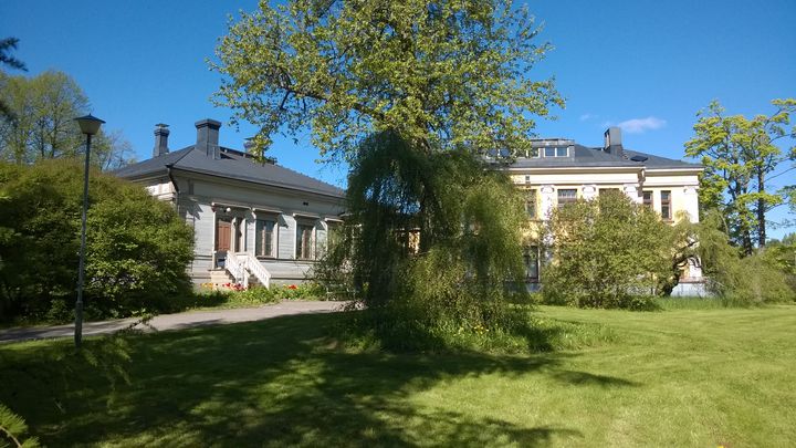 Meilahden huvilakaupunginosa on palvellut kaupunkilaisten virkistysalueena monin tavoin. Nyt etsitään ideoita Meilahden kartanoalueen elvyttämiseksi kaupunkilaisten ja matkailijoiden käyttöön. 1800-luvun alussa rakennettu Meilahden kartanon päärakennus on huvila-alueen vanhin rakennus. Kuva: Marina Fogdell