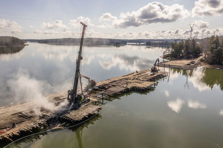 KFS Finlandin porapaalutusta Lillholmenin siltatyömaalla Paraisilla.