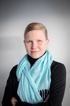 ”Tällä hetkellä Auringon purkauksia ja huonoa avaruussäätä pystytään ennustamaan ja riskejä minimoimaan vasta, kun aktiivinen alue on jo ilmestynyt Auringon pinnalle. Silloin saattaa olla jo myöhäistä reagoida”, kertoo Korpi-Lagg. Kuva: Aalto-yliopisto / Matti Ahlgren