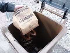 HSY:n palveluvalikoimassa on myös tuulettuva biojäteastia, joka voidaan tyhjentää harvemmin ja näin säästää jätehuoltokustannuksissa.