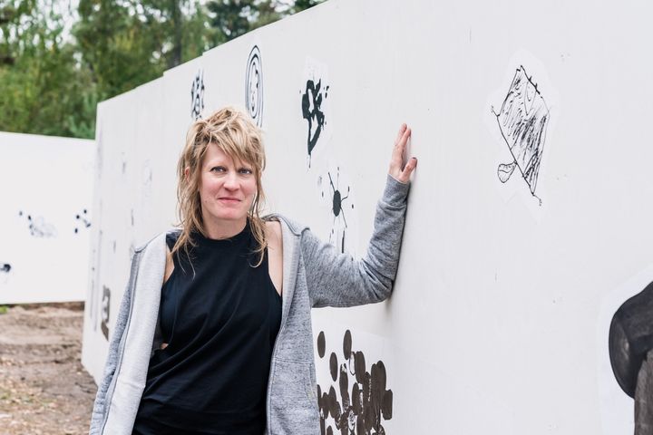 Creatures of Metsola, 2021. Artist Laura Merz and a group of local children from Espoo have created animal-themed illustrations to decorate the construction hoarding around the new Metsola day-care centre in Tapiola. Image: Paula Virta / EMMA – Espoo Museum of Modern Art.