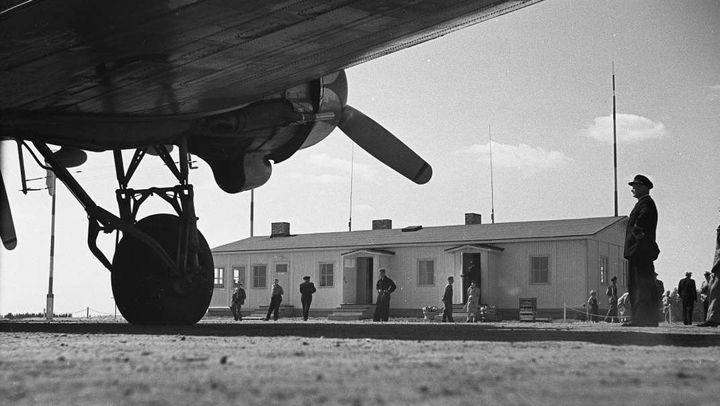 Pääkuva: Aero Oyn Douglas DC-3 OH-LCBn siiven alta kuvattuna Oulun lentoaseman vihkiäisissä 30.6.1953. Finnair/Ilmailumuseo.