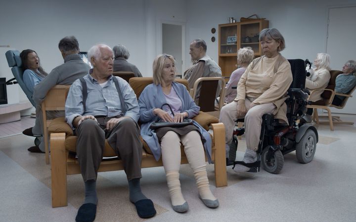 Leena Uotila, Göran Schauman ja Arja Pekurinen näyttelevät Hannu-Pekka Peltomaan elokuvassa Ruusukoto (2017).