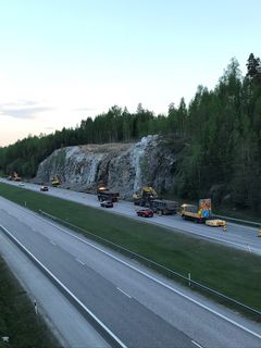 Keväällä 2018 rusnattiin Hämeenlinnanväylällä (vt3) Nurmijärvellä. Rusnauksessa irtonainen kiviaines irrotetaan kalliosta koneellisesti.