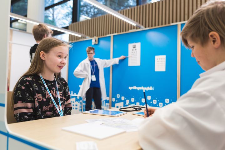 Yrityskylässä jokainen kuudesluokkalainen työskentelee työntekijänä, kansalaisena ja vastuullisena kuluttajana. Kuva: Sami Pulkkinen.