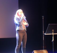 2018 X-Factorista tuttu Fanny Falk laulaa neljällä levyllä kuudesta.