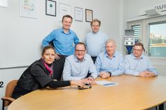 Parkkisähkön ydintiimi tuo sähköautojen latauspalvelua vauhdilla suuriin kiinteistöihin. Kuvassa vasemmalta talousjohtaja Lulu Hyvätti, teknologia ja supply chain johtaja Mika Kosonen, toimitusjohtaja Kari Laine, yhtiön perustaja Heikki Suonsivu, kansainvälisten markkinoiden kehityksestä vastaava johtaja Mikko Summala ja operatiivinen johtaja Markku Peräniitty.