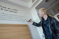 Kaipuu Tallinnaan kuuluu myös Neljä Ruusua -bändin Tallinnan aallot -kappaleessa. Nimensä nimikkohuoneensa seinään kirjoittaa Ilkka Alanko.