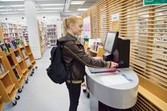 Helsinki-sovelluksen digikirjastokortti toimii aluksi neljässä Helsingin kirjastossa, syksyllä kaikissa. (Kuva: Susa Junnola)