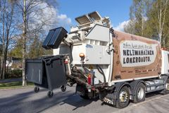 HSY testaa monilokeroista jäteautoa. Auton ilmeen on toteuttanut graafinen suunnittelija Taru Staudinger.