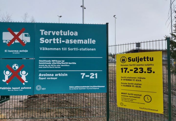 Kuva Konalan Sortti-aseman portista ja remontista kertovasta kyltistä.