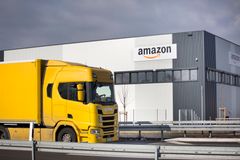Amazonin logistiikkakeskus Saksan Raunheim-Mönchhofissa. Maailman suurin yritys on investoinut miljardeja Eurooppaan ja sen arvioidaan tulevan pian myös Suomeen.