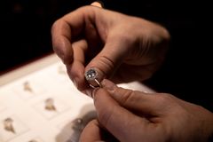 Carmosier-sormuksille on tyypillistä suuri keskikivi, jota kehystävät pienemmät jalokivet. Tässä sormuksessa on timantteja 1,40 ct ja sen runko on valmistettu platinasta.