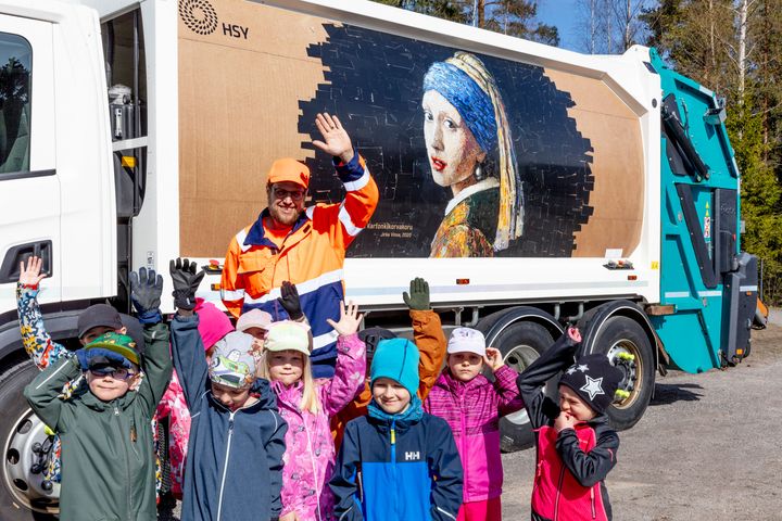 HSY:n jäteauto on jokaiselle tuttu näky liikenteessä ja pihoilla. Kuusikkotien päiväkodin lapset ovat nähneet jäteauton ja kuljettajan työntouhussa esimerkiksi kotona tai päiväkodin pihassa. Kuva: HSY