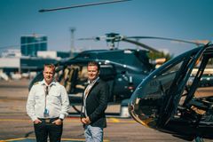 Helsinki Citycopterin perustajat Ari Kallinen ja Joonas Nurmi sekä uudet Airbus ACH130 -helikopterit. Kuva: Helsinki Citycopter