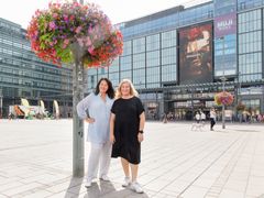 Kauppakeskus Kamppi Helsinki ja Helsinki City Markkinointi ovat aloittaneet yhteistyön.  Kuvassa Kamppi Helsingin kauppakeskusjohtaja Tiina Fågel ja Helsinki City Markkinoinnin hallituksen varapuheenjohtaja Peggy Bauer.