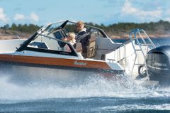 The Magnum E model utilises the tried and tested Buster Cabin hull. Thanks to the deep V angle of the stern, hydrodynamic bow and low centre of gravity, the hull’s driving properties and performance in choppy waters are excellent and the boat can take turns very smoothly. The moderate total weight and highly favourable longitudinal centre of gravity also bring out the sporty features of the hull.