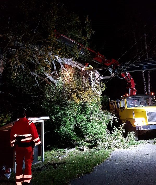 Oy RAVERA Ab reparerar stormskador. Bild från hösten 2018.