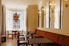 Loisteliaan Boutique Hotel Sandsundin valaistuksen ohjaus toteutettiin Wiser-älykotijärjestelmällä, ja Hotel Sandsund on todennäköisesti koko maailman ensimmäinen Wiser by SE -järjestelmällä ohjattu hotelli.