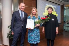 Keskuskauppakamarin toimitusjohtaja Juho Romakkaniemi, Marimekon lakiasiainjohtaja Tiina Lencioni ja Keskuskauppakamarin lakimies Minna Aalto-Setälä. Kuva: Kimmo Penttinen.