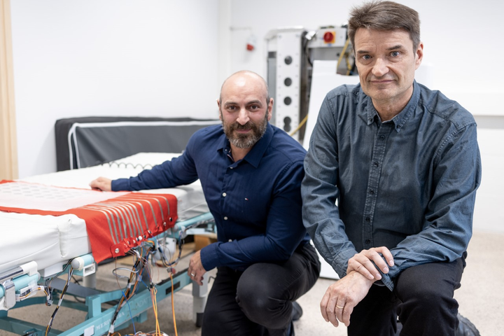 Nuno Nobre ja Martti Vakkala kehittävät Nosore-projektissa uutta laitetta makuuhaavojen ennaltaehkäisyyn. Kuva: Otto Olavinen / Aalto-yliopisto