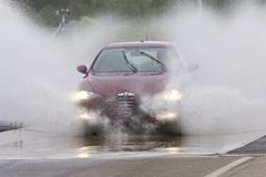 Med dåliga däck hotar vattenplaning redan vid låga hastigheter.