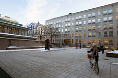 Helsingin yliopiston Hallintorakennus kuvattuna Porthanian edestä. Kuva: Linda Tammisto/HY