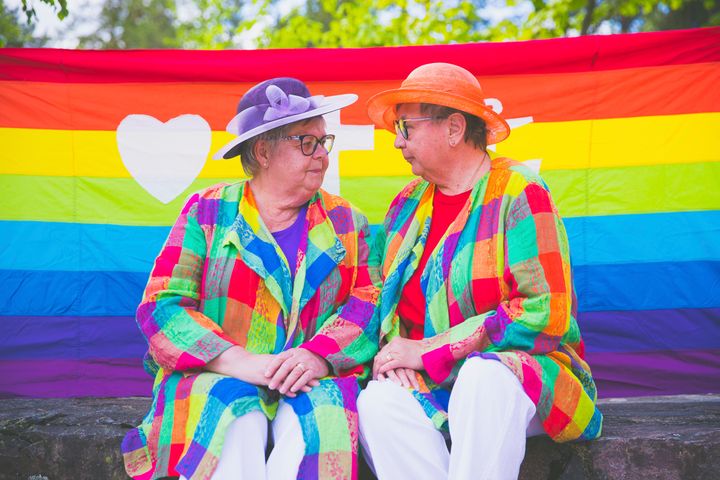 Maija (vas) ja Arja Majuri ovat Pride-veteraaneja. Maija Majuri työskenteli pitkään Espoon tuomiokirkkoseurakunnan tiedottajana ja Arja Majuri on pappi. Heidät kuvattiin Leppävaaran kirkolla. Kuva: Aada Harju