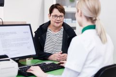 Reseptintoimitus apteekissa. Julkaisuvapaa kuvituskuva Katja Lösönen / Apteekkariliitto.