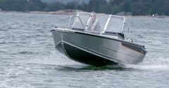 The new Buster M has the same sleek look as its smaller sister model, the Buster S.Owing to the contemporary hull design, the boat interiors are clearer than before, and particularly the bow area now offers more space for hauling goods and fishing.