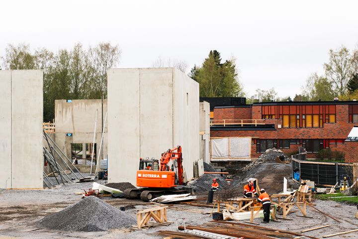 Skolan Variskan koulu byggs ut och lågstadieeleverna i området får nya lokaler i anslutning till högstadieskolan år 2022. Byggandet av den nya delen har framskridit till stomfasen. Bild: Susanna Saari