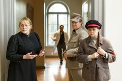 Vihan kevät – Helsinki 1918 tuo Hakasalmen huvilan saleihin sisällissodan kaupunkilaisarjen. Kuva: Maija Astikainen