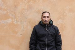 Ciprian tuli Suomeen neljä vuotta sitten ja on töissä kokoaikaisesti.
”Joskus on vaikea pukea sanoiksi, kuinka tunnen. Minulle on tärkeää, että ääneni kuullaan. On kunnia päästä eteenne. On ilo päästä kertomaan tarinani.”