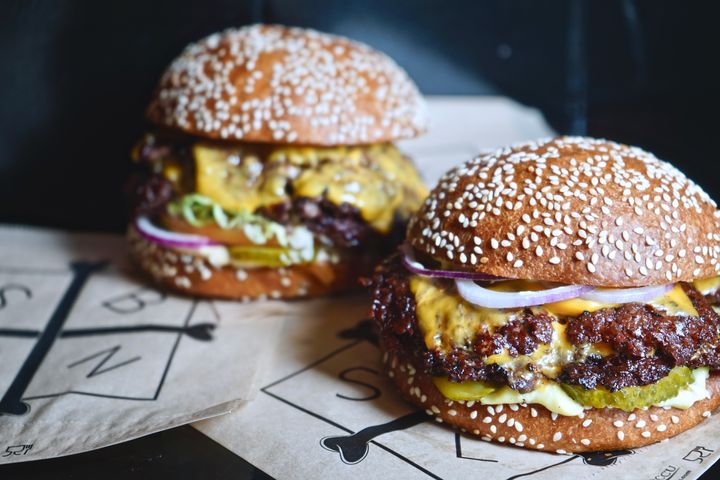 Ravintola Boneless tuo Burger Lovers -terassille suositun smash-burgerinsa. Kuva: Rasmus Tikkanen