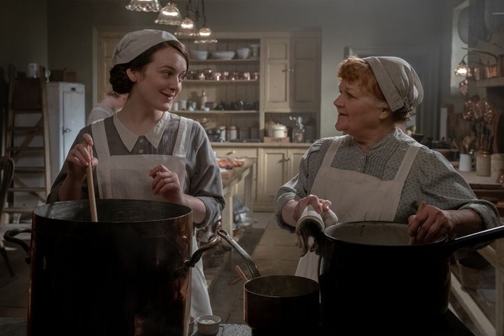 Daisy (Sophie McShera) ja rouva Patmore (Lesley Nicol) elokuvassa Downton Abbey: Uusi aikakausi.