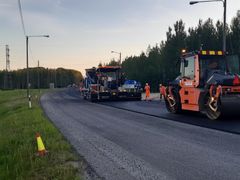 Teiden päällystyskausi on pitkä kestäen keväästä syyskuun loppuun asti. Kuva kantatieltä 50.