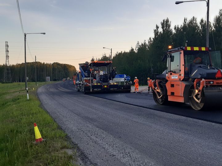 Teiden päällystyskausi on pitkä kestäen keväästä syyskuun loppuun asti. Kuva kantatieltä 50.