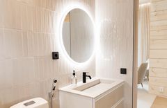 Valaistus on yhdistetty liiketunnistimiin, jolloin valot syttyvät automaattisesti esimerkiksi kylpyhuonetta tarvitseville.