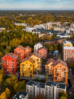 Palkintoperusteissa kehutaan Kirstinmäen korttelikokonaisuuden onnistunutta ja korkeatasoista arkkitehtuuria, jossa talojen värikäs ilme piristää Espoon keskuksessa sijaitsevan Suvelan asuinaluetta. Kuva: Kuvatoimisto Kuvio Oy