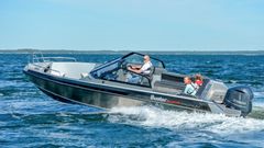 The new SuperMagnum replaces two models in the range: its predecessor from 2013 and also the Magnum M5. The robust and impressive appearance of these seaworthy boats clearly bears resemblance to the Buster Phantom, a new 10-metre boat at the top of the model range.