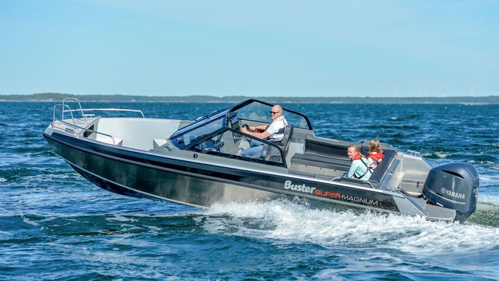 The new SuperMagnum replaces two models in the range: its predecessor from 2013 and also the Magnum M5. The robust and impressive appearance of these seaworthy boats clearly bears resemblance to the Buster Phantom, a new 10-metre boat at the top of the model range.