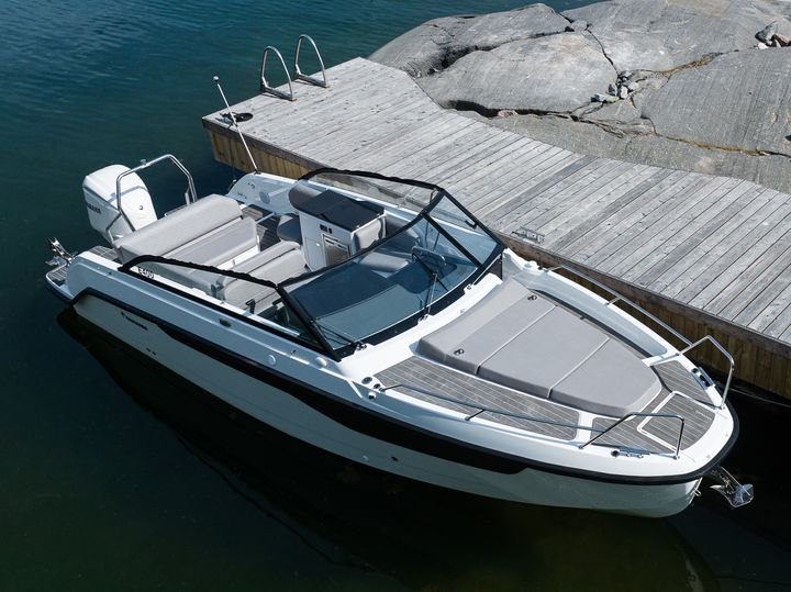 The new Yamarin 80 DC differs from typical Nordic day cruisers and also from Yamarin's other models especially in the design of its bow deck, which provides access to the boat from the side.