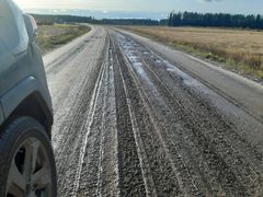 Välittöminä kunnossapitotoimenpiteinä maanteiden hoitourakoissa tehdään tarvittaessa murskeen lisäämistä tien ongelmakohtiin ja kevyttä tasausta lii-kennöinnin turvaamiseksi.