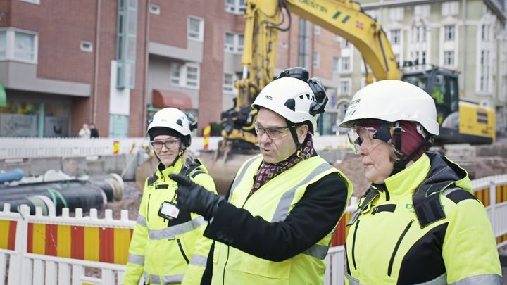 Pormestari Jan Vapaavuoren laaduntarkkailija-rekryvideota kuvattiin Hämeentiellä. (Kuva: Otavamedia)