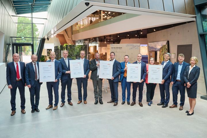 Anke Kleinschmit, STIHL Executive Board Member for Research and Development (right), and Marc Moser, Vice President Purchasing (left), with the suppliers of the year 2022. Credit: ANDREAS STIHL AG & Co. KG