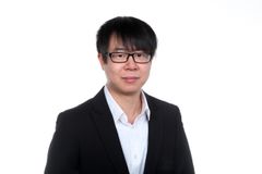 Psykologian tohtoriksi väittelevä Chaoxiong Ye on väitellyt aiemmin tohtoriksi kognitiotieteestä. Väitöksensä jälkeen Ye jatkaa työtään Suomen Akatemian tutkijatohtorihankkeensa parissa.