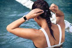 Charge 3:n ominaisuuksiin kuuluvat ensiluokkainen uintia kestävä muotoilu, kosketusnäyttö, käyttäjälle tärkeimmän tiedon tarjoavat älykkäät ominaisuudet, jopa seitsemän päivän akun kesto sekä Fitbitin edistyksellisin sensoriteknologia.